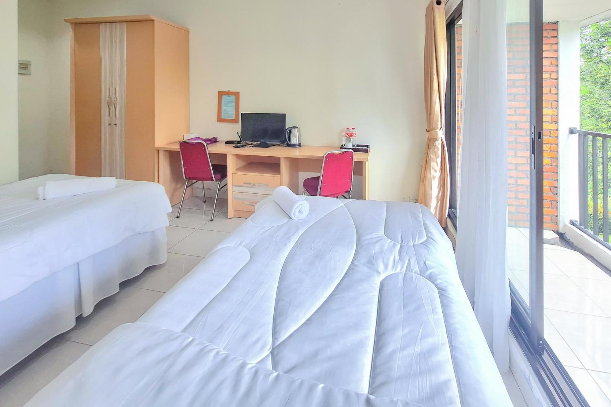 Urbanview Hotel Tridaya Cisarua Puncak Exterior photo